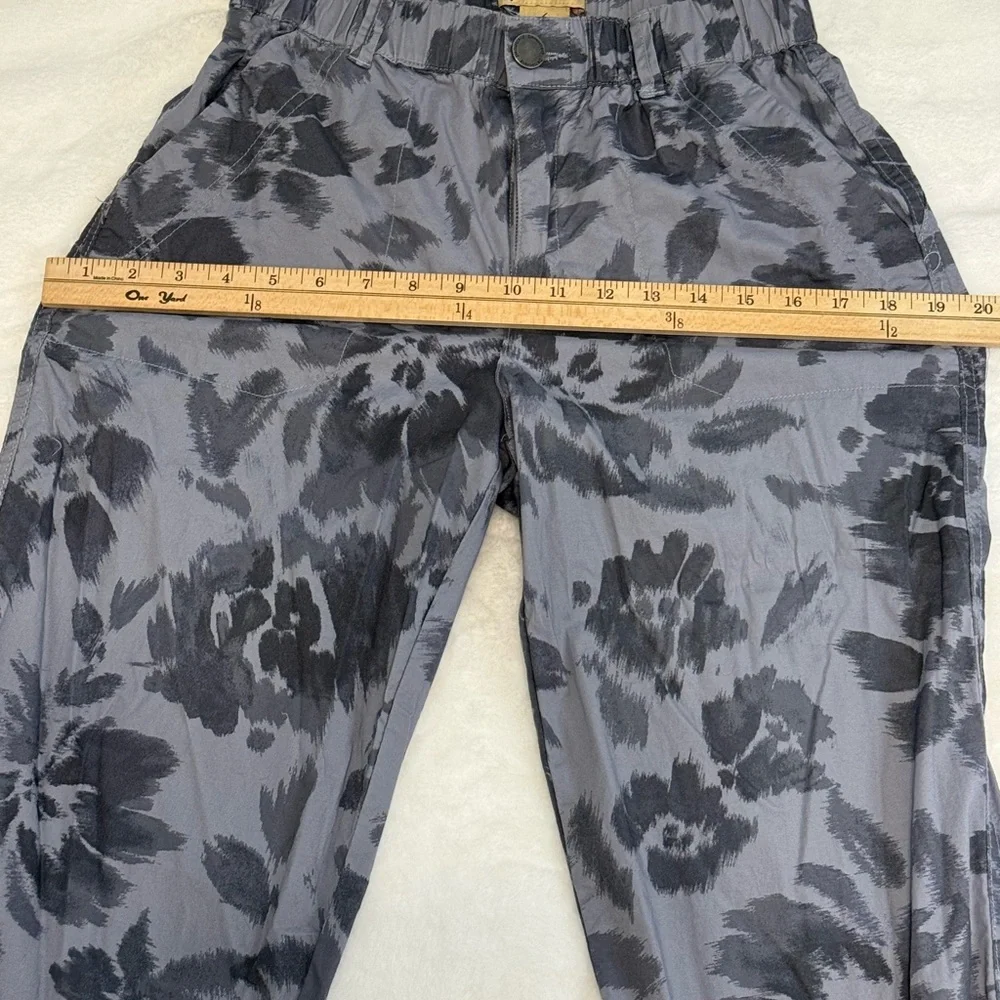 Democracy Floral Patterned Pants in Gray and Charcoal Size 6 - Picture 5 of 10